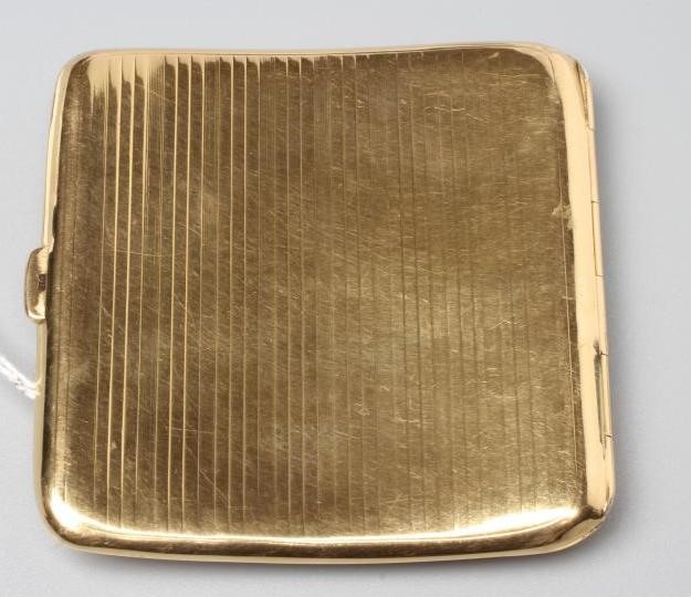 AN 18CT GOLD CIGARETTE CASE Image