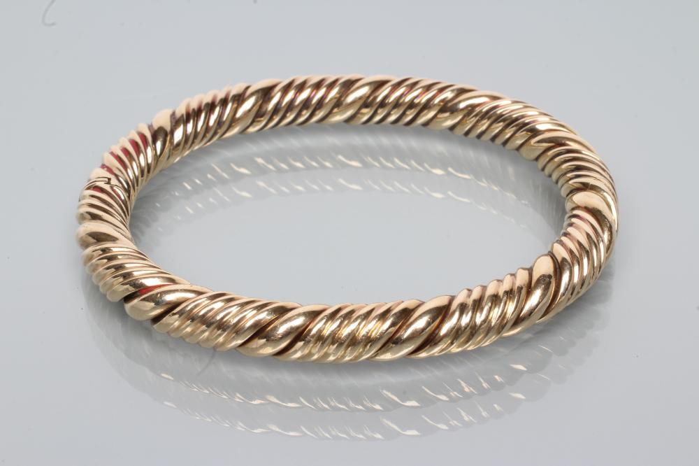 A HOLLOW ROPE TWIST STIFF HINGED BANGLE Image