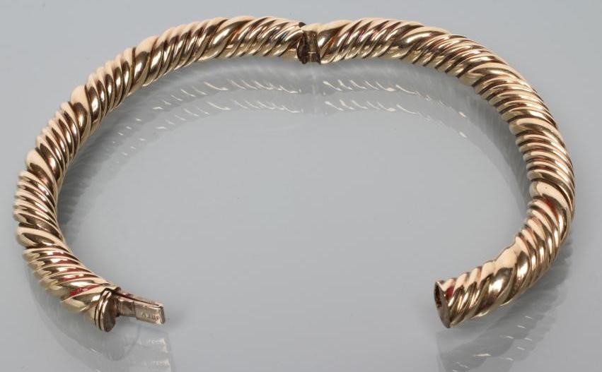 A HOLLOW ROPE TWIST STIFF HINGED BANGLE Image