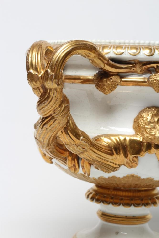 AN ENGLISH PORCELAIN WARWICK VASE Image