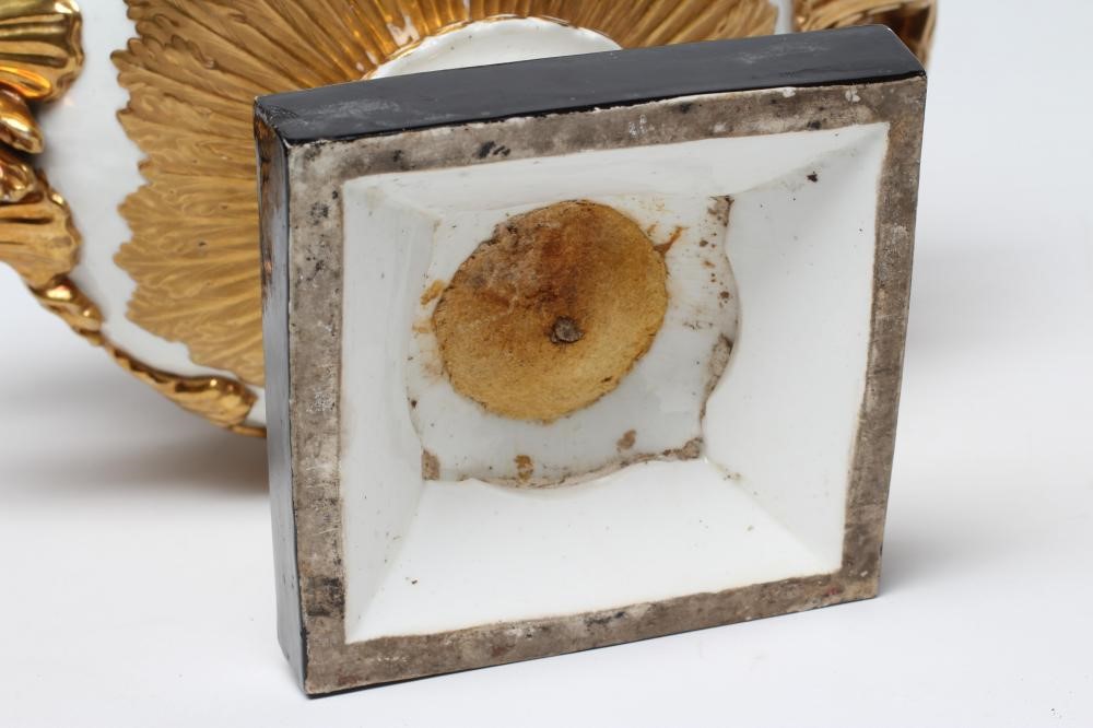 AN ENGLISH PORCELAIN WARWICK VASE Image