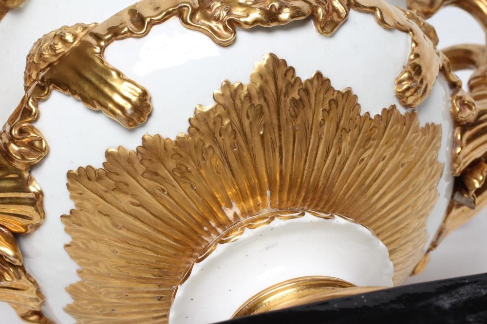 AN ENGLISH PORCELAIN WARWICK VASE Image