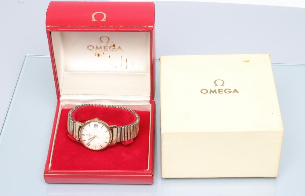 A GENTLEMAN'S 9CT GOLD OMEGA AUTOMATIC WRISTWATCH Image