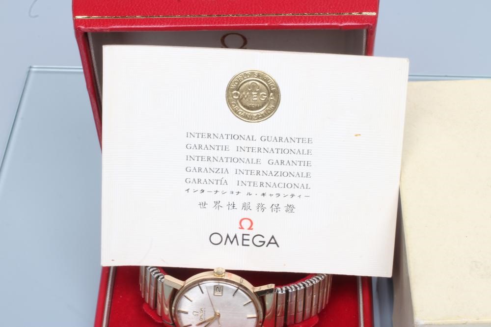 A GENTLEMAN'S 9CT GOLD OMEGA AUTOMATIC WRISTWATCH Image