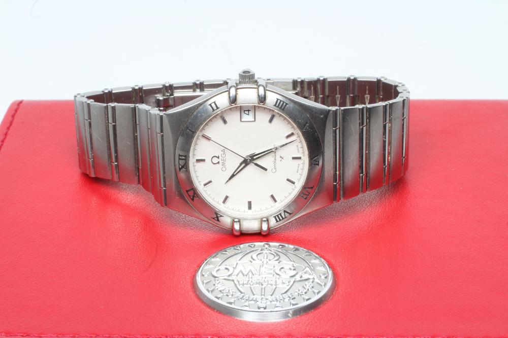 A GENTLEMAN'S OMEGA CONSTELLATION QUARTZ WRISTWATCH Image