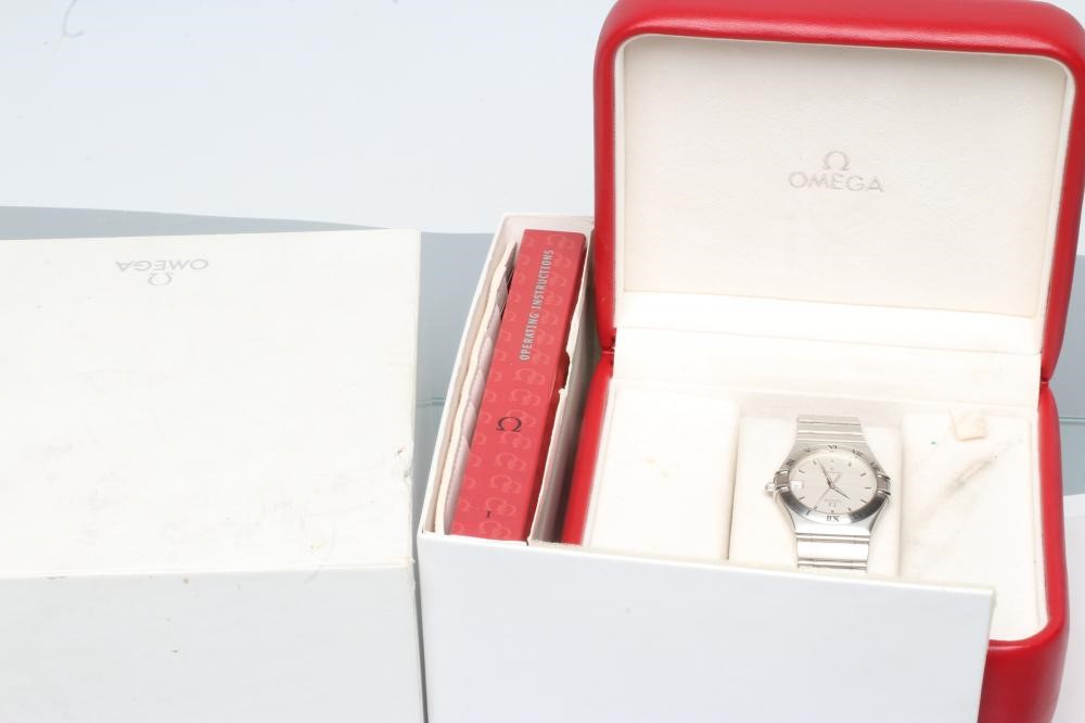 A GENTLEMAN'S OMEGA CONSTELLATION QUARTZ WRISTWATCH Image