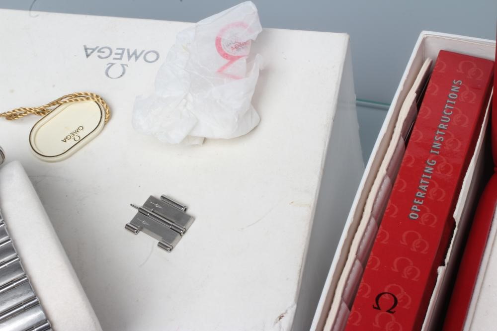 A GENTLEMAN'S OMEGA CONSTELLATION QUARTZ WRISTWATCH Image