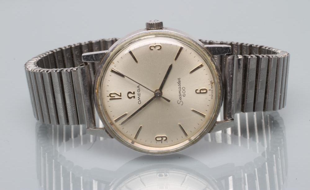 A GENTLEMAN'S OMEGA SEAMASTER 600 WRISTWATCH Image