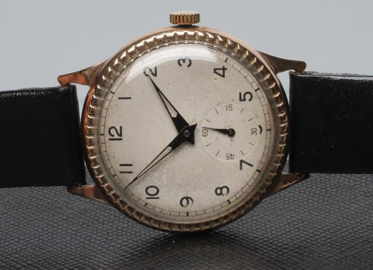 A GENTLEMAN'S 9CT GOLD WRISTWATCH Image