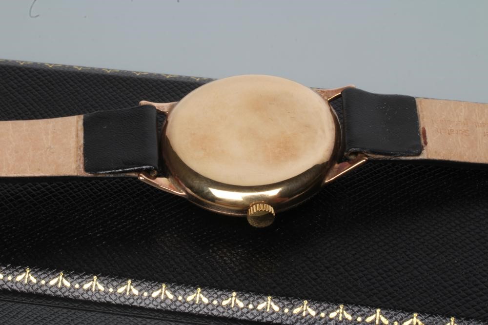 A GENTLEMAN'S 9CT GOLD WRISTWATCH Image