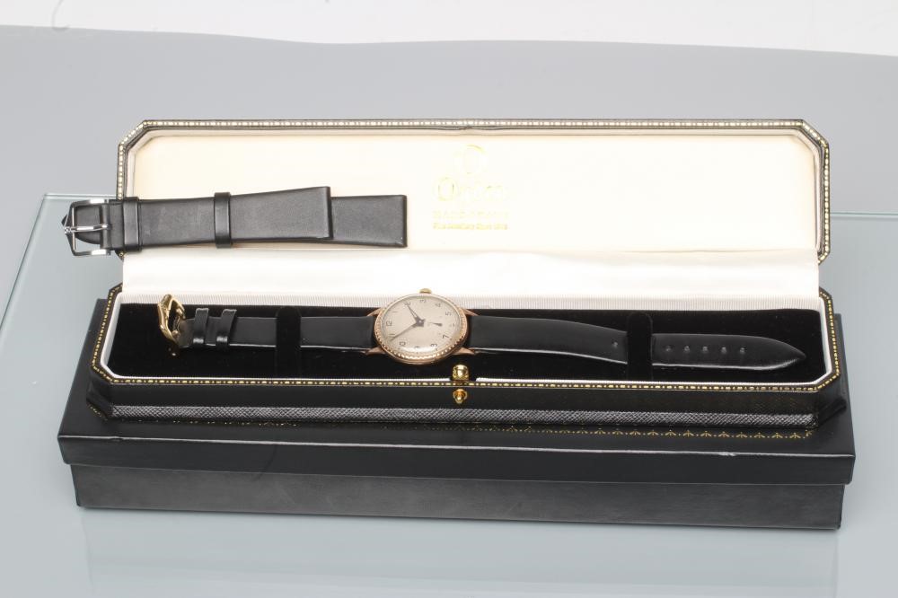 A GENTLEMAN'S 9CT GOLD WRISTWATCH Image