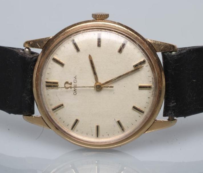 A GENTLEMAN'S 9CT GOLD OMEGA WRISTWATCH Image