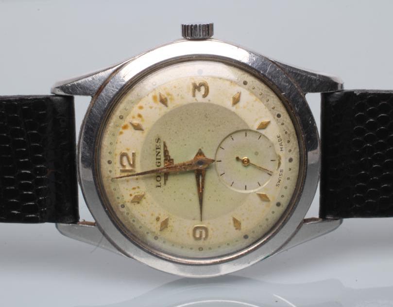 A GENTLEMAN'S LONGINES WRISTWATCH with applied gilt metal quarter Arabic numerals and batons to the Image