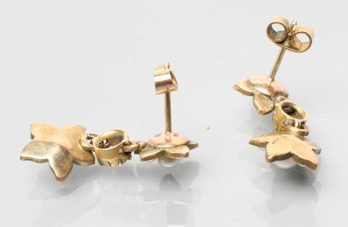 A PAIR OF LATE VICTORIAN STUD EARRINGS Image