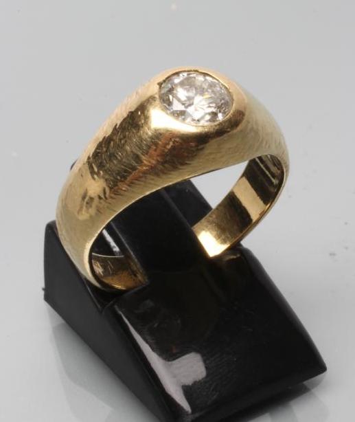 A GENTLEMAN'S SOLITAIRE DIAMOND RING Image