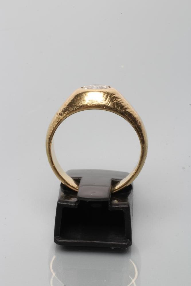 A GENTLEMAN'S SOLITAIRE DIAMOND RING Image