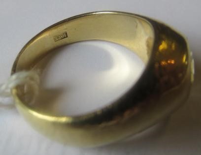 A GENTLEMAN'S SOLITAIRE DIAMOND RING Image