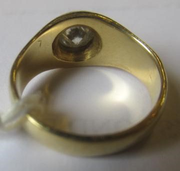 A GENTLEMAN'S SOLITAIRE DIAMOND RING Image