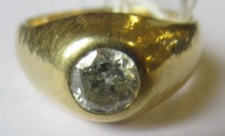 A GENTLEMAN'S SOLITAIRE DIAMOND RING Image