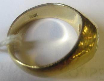 A GENTLEMAN'S SOLITAIRE DIAMOND RING Image