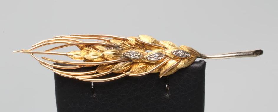 AN 18CT GOLD BROOCH modelled as a head of Barley centred by three white eliptical panels each point Image
