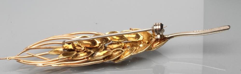 AN 18CT GOLD BROOCH modelled as a head of Barley centred by three white eliptical panels each point Image