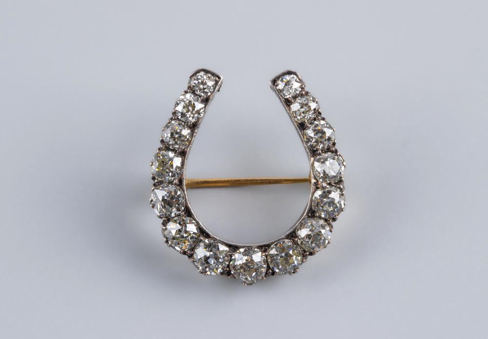 A DIAMOND HORSESHOE BROOCH/PENDANT Image