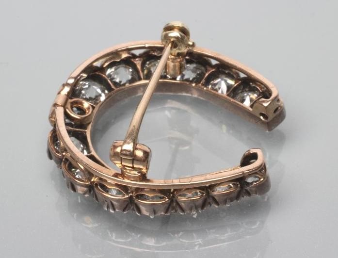 A DIAMOND HORSESHOE BROOCH/PENDANT Image
