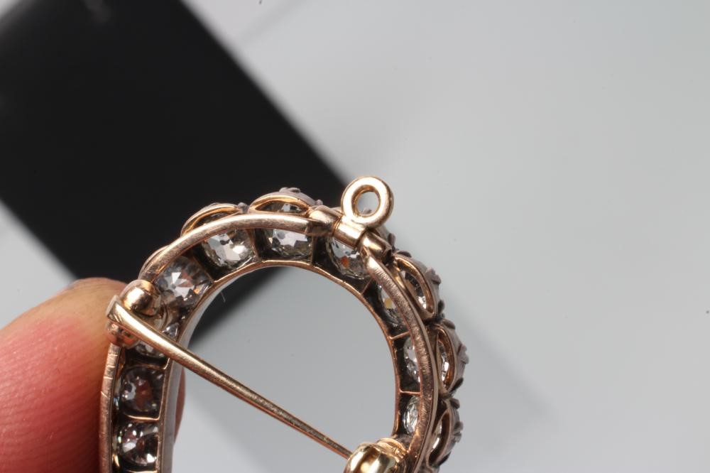 A DIAMOND HORSESHOE BROOCH/PENDANT Image