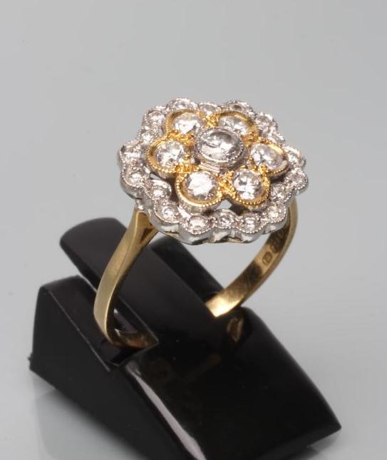 A DIAMOND FLOWER CLUSTER RING Image