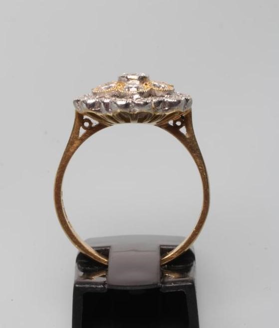 A DIAMOND FLOWER CLUSTER RING Image