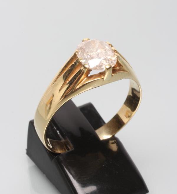 A GENTLEMAN'S SOLITAIRE DIAMOND RING Image