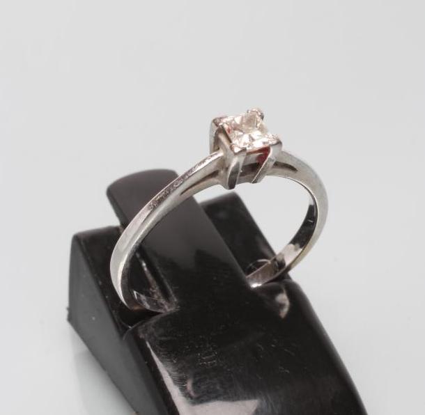 A DIAMOND SOLITAIRE RING Image