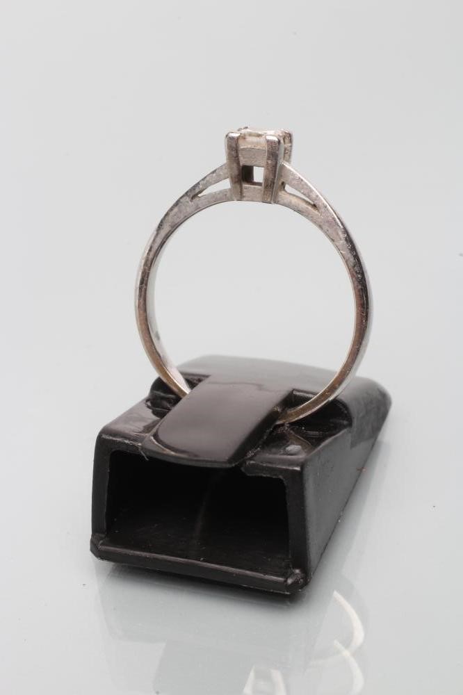 A DIAMOND SOLITAIRE RING Image