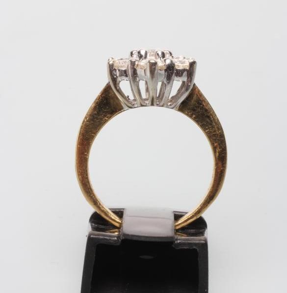 A DIAMOND SEVEN STONE CLUSTER RING Image