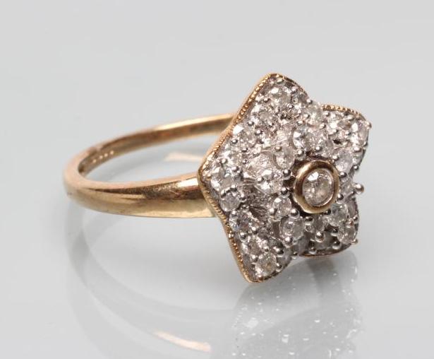 A DIAMOND CLUSTER STAR RING Image