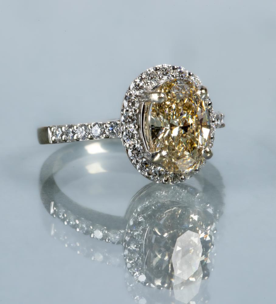 A GENTLEMAN'S THREE STONE DIAMOND RING Image