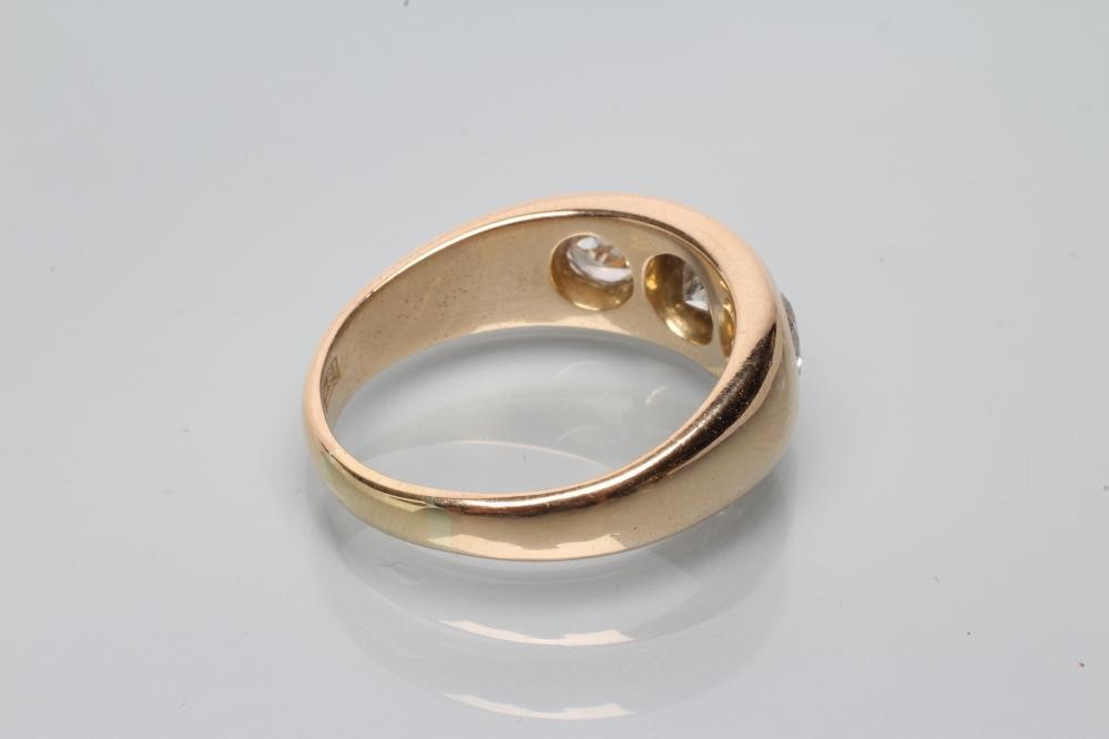 A GENTLEMAN'S THREE STONE DIAMOND RING Image