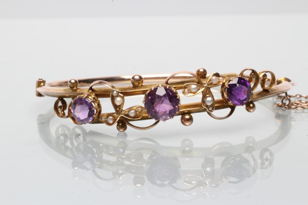 AN EDWARDIAN STIFF HINGED BANGLE Image