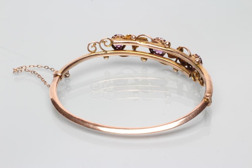 AN EDWARDIAN STIFF HINGED BANGLE Image