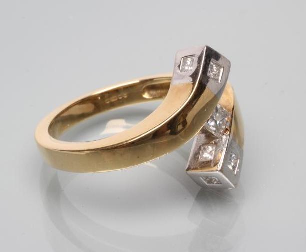 A MODERN DIAMOND CROSSOVER DRESS RING Image
