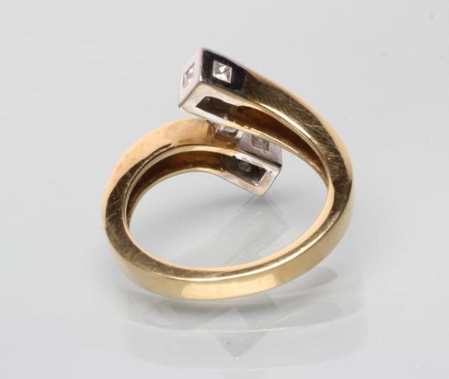 A MODERN DIAMOND CROSSOVER DRESS RING Image