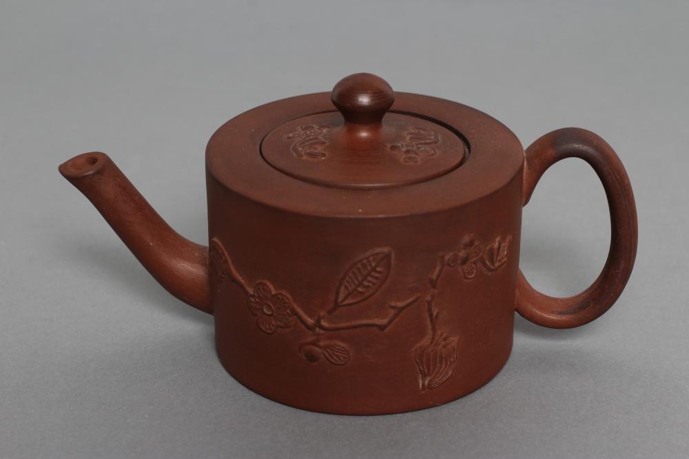 AN ELERS TYPE REDWARE MINIATURE TEAPOT AND COVER Image