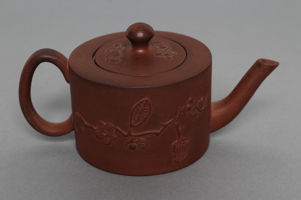 AN ELERS TYPE REDWARE MINIATURE TEAPOT AND COVER Image