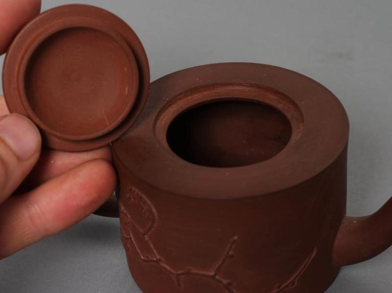 AN ELERS TYPE REDWARE MINIATURE TEAPOT AND COVER Image