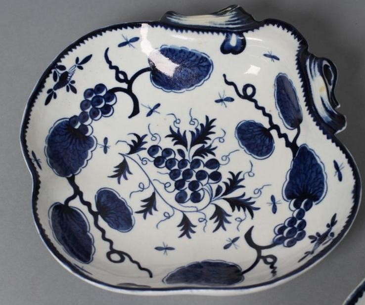 A FIRST PERIOD WORCESTER PORCELAIN RUBBER TREE PLANT DESSERT DISH Image