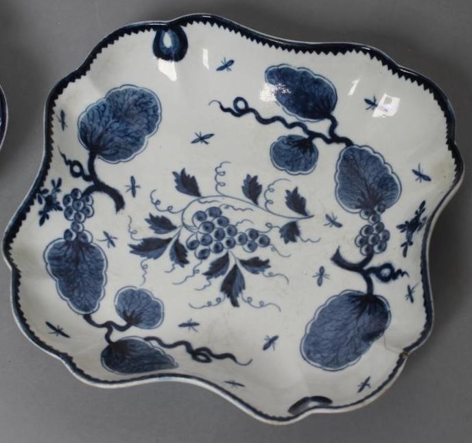 A FIRST PERIOD WORCESTER PORCELAIN RUBBER TREE PLANT DESSERT DISH Image