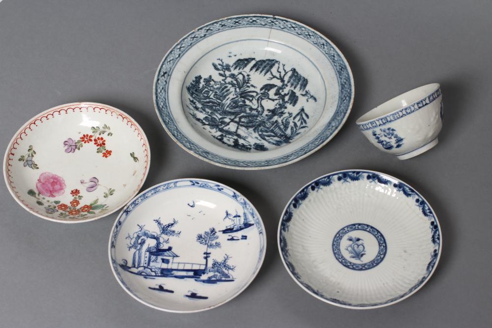 A LOWESTOFT PORCELAIN TEA BOWL Image