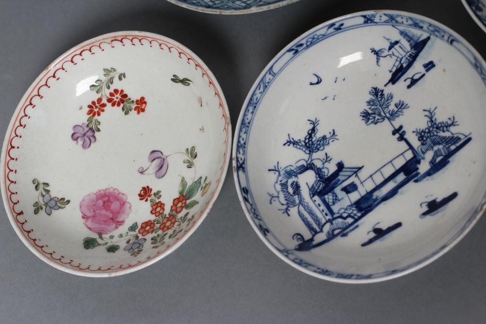 A LOWESTOFT PORCELAIN TEA BOWL Image