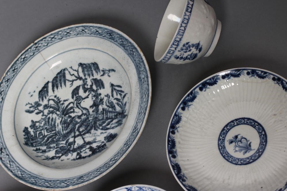 A LOWESTOFT PORCELAIN TEA BOWL Image